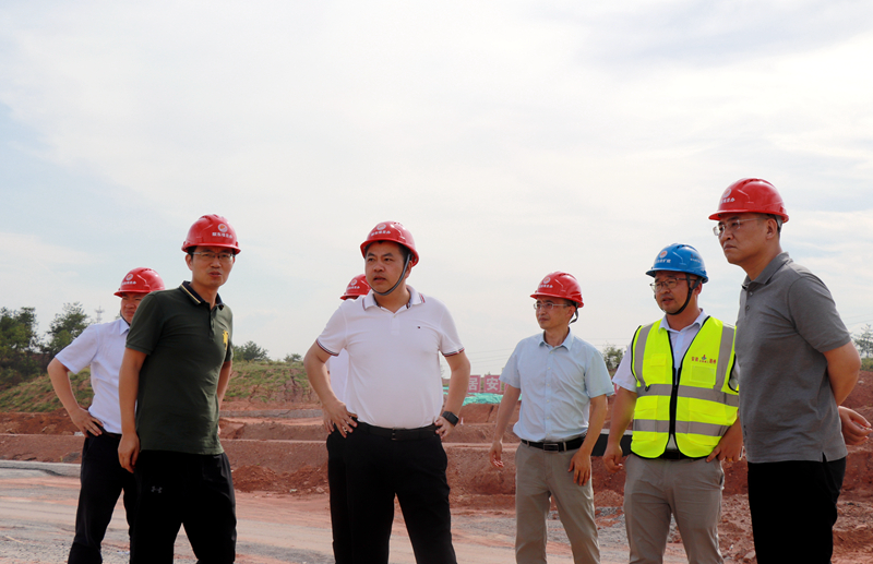 江西省交通投資集團(tuán)黨委委員、副總經(jīng)理李柏殿赴上饒東樞紐互通項(xiàng)目調(diào)研指導(dǎo)工作 (2)