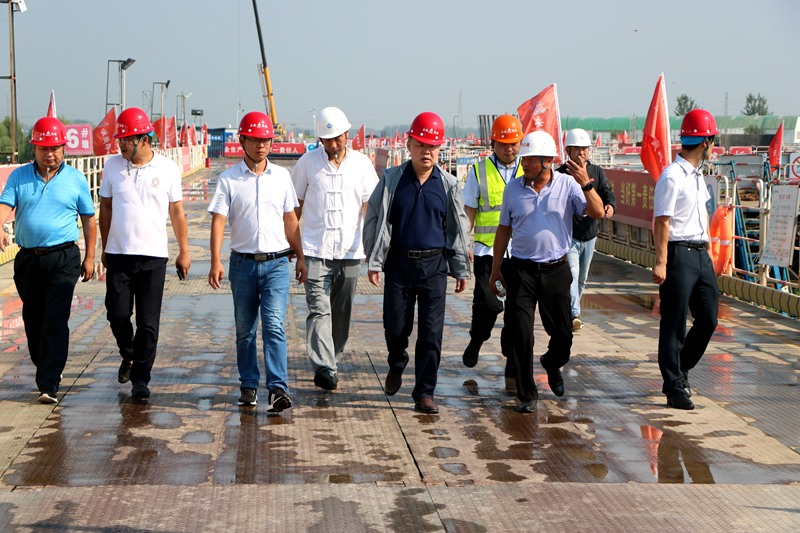 蚌埠市交通運(yùn)輸局黨委書(shū)記、局長(zhǎng)戴勇到G206-03標(biāo)項(xiàng)目檢查指導(dǎo)工作 照片 - 副本