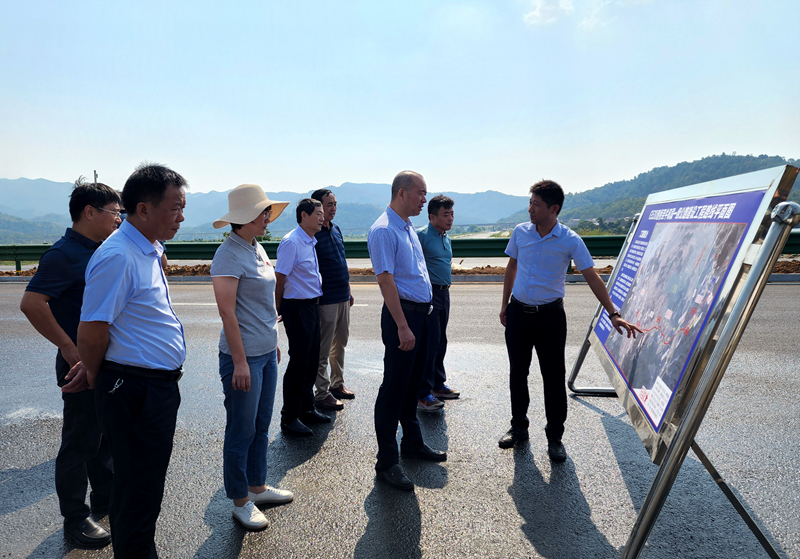 東至縣委副書記、縣長(zhǎng)唐禮虎到G530查橋至牛磯段01標(biāo)調(diào)研指導(dǎo)工作