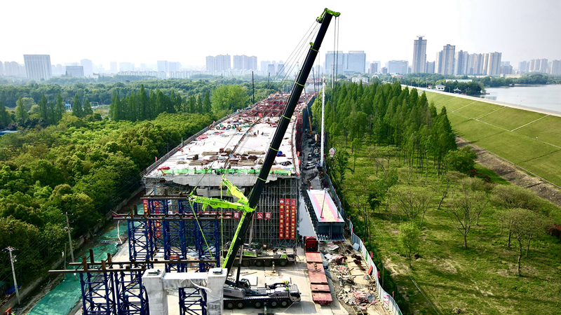 戰(zhàn)疫情 保進度:西二環(huán)快速化改造工程高架主線橋首片鋼箱梁成功架設(shè)1