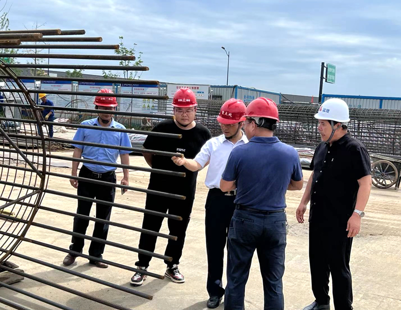 金寨縣委副書記、縣長張澗到史河（金寨段）防洪提升工程-7#防汛大橋項目檢查指導(dǎo)工作3