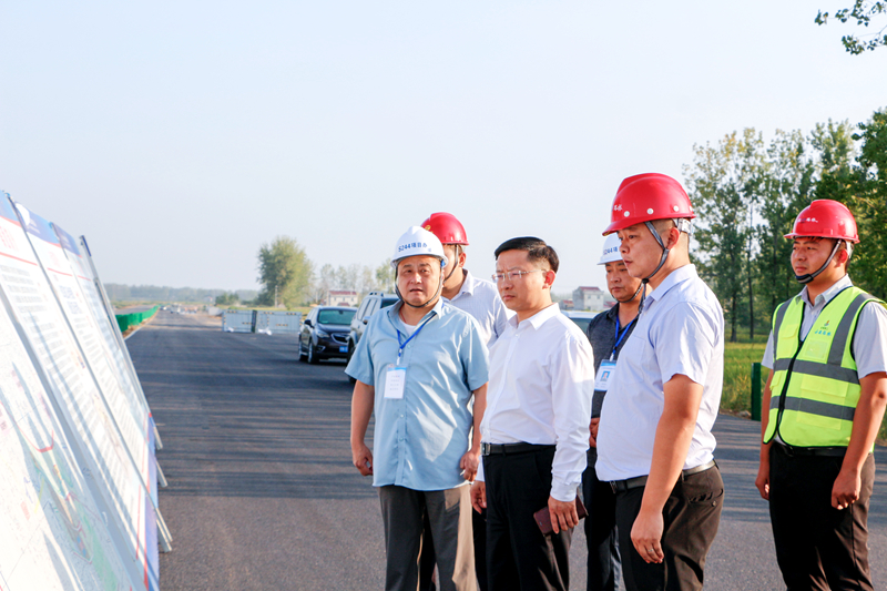 六安市交通運(yùn)輸局黨組書(shū)記、局長(zhǎng)朱宏赴S244-03標(biāo)調(diào)研指導(dǎo)工作 (2)